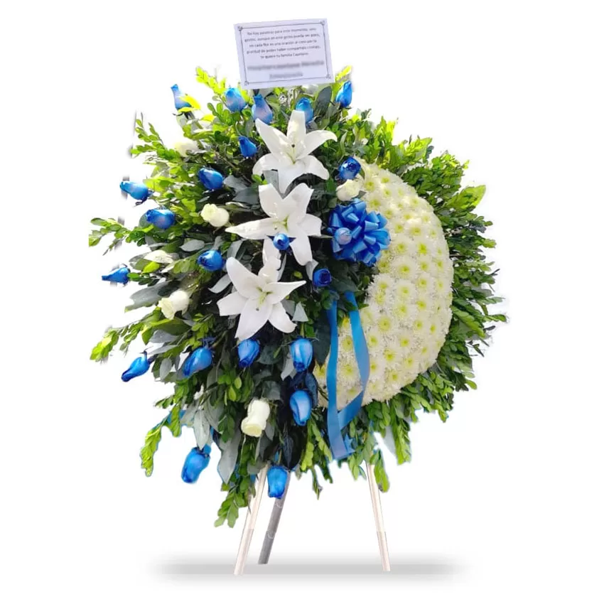 Corona funeral de pompones blancos con rosas azules y lilium