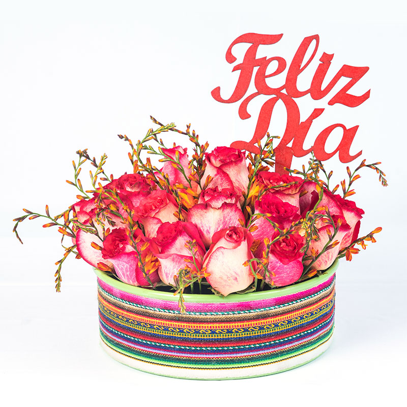 Arreglo temático con 24 rosas melón matizado rojo
