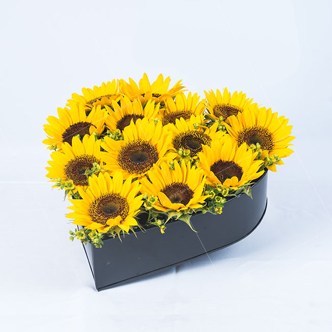 Corazón de girasoles con base de metal