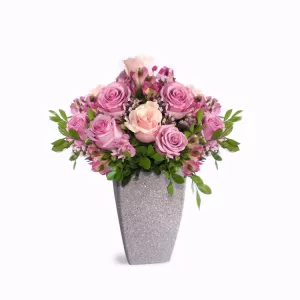 Jardinera con rosas fucsias y follaje floral. Floristería en Lima