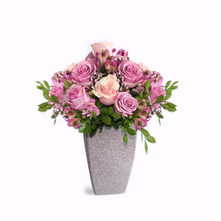 Jardinera con rosas fucsias y follaje floral. Floristería en Lima