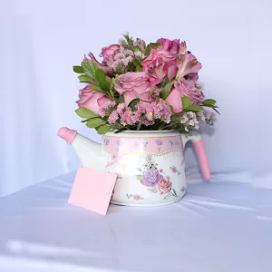 Jarra de porcelana con arreglo floral Lima