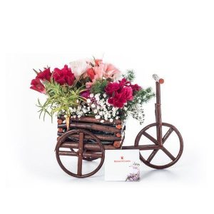 Arreglo floral en carreta rústica