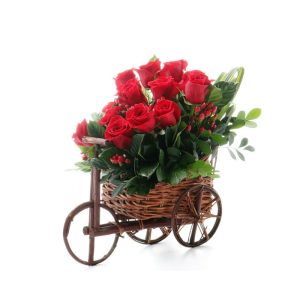 Arreglo de carreta rústica con rosas
