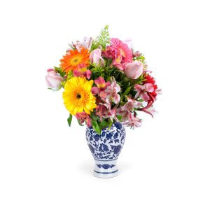 Florero de porcelana primaveral, acompañado de gerberas con rosas y astromelias. Florista en Lima y Callao