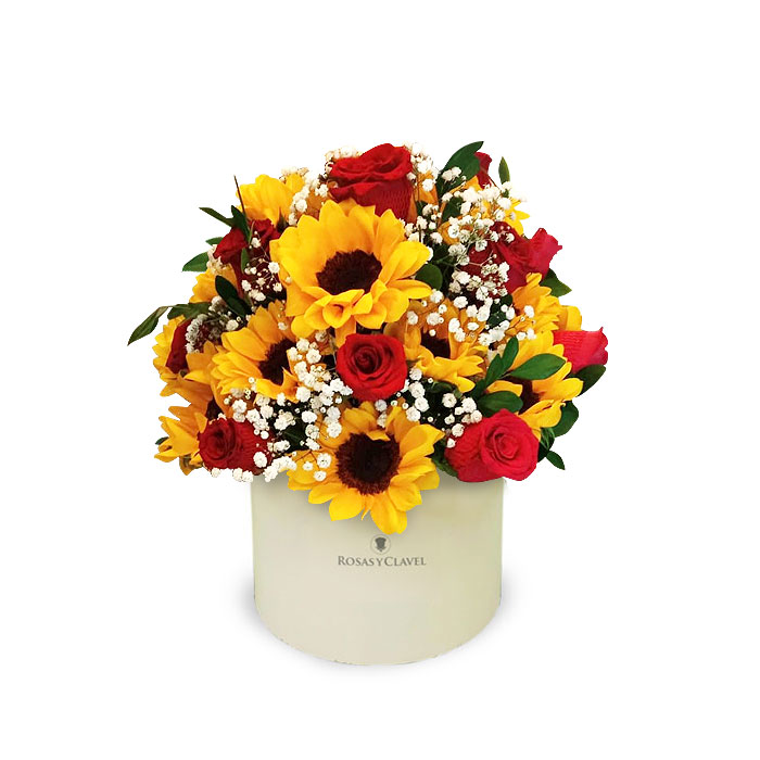 Arreglo de rosas, girasoles y adornos florales