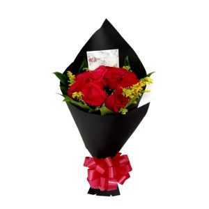 Ramo de 12 rosas en papel negro
