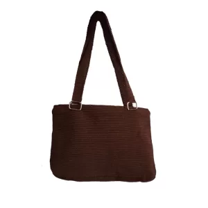 Cartera marrón tejida a mano.