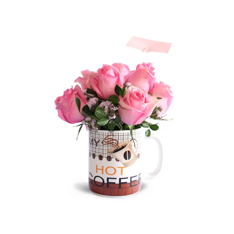 Taza con arreglo de rosas rosadas. Florería en Lima