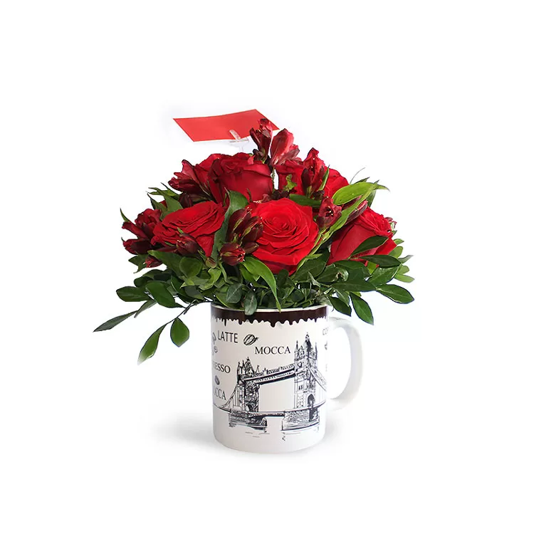 Taza con arreglo de rosas. Florería en Lima