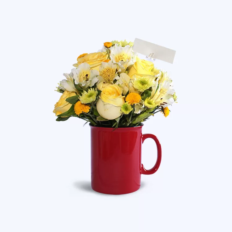 Taza roja con arreglo de rosas. Flores y rosas Lima