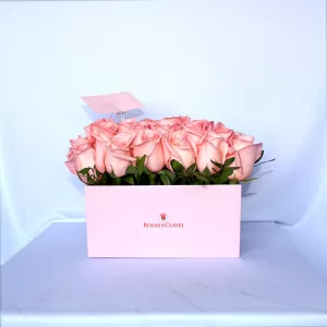 Base con arreglo de rosas. Florería Surco