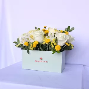 Base celeste con rosas y follaje floral.