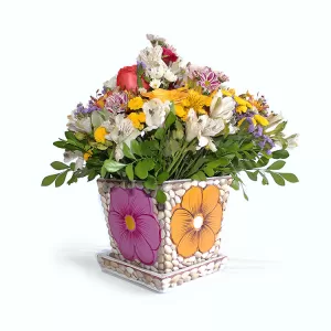 Jardinera con arreglo de flores, Lima