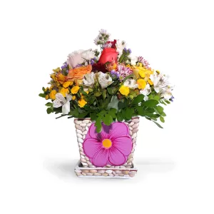 Jardinera con flores frescas en Lima
