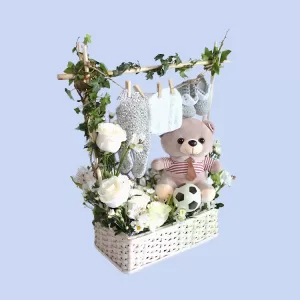Nacimiento-costado-bebe-osito-pelota Nacimiento floral con osito