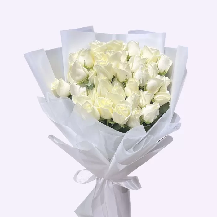 ramo con rosas blancas